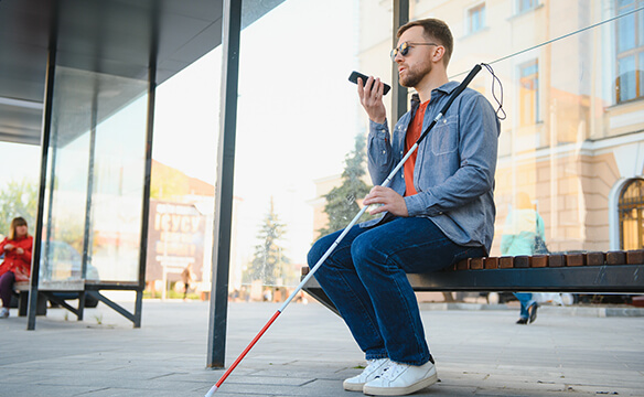 uporabnik uporablja govorne ukaze na mobilni napravi