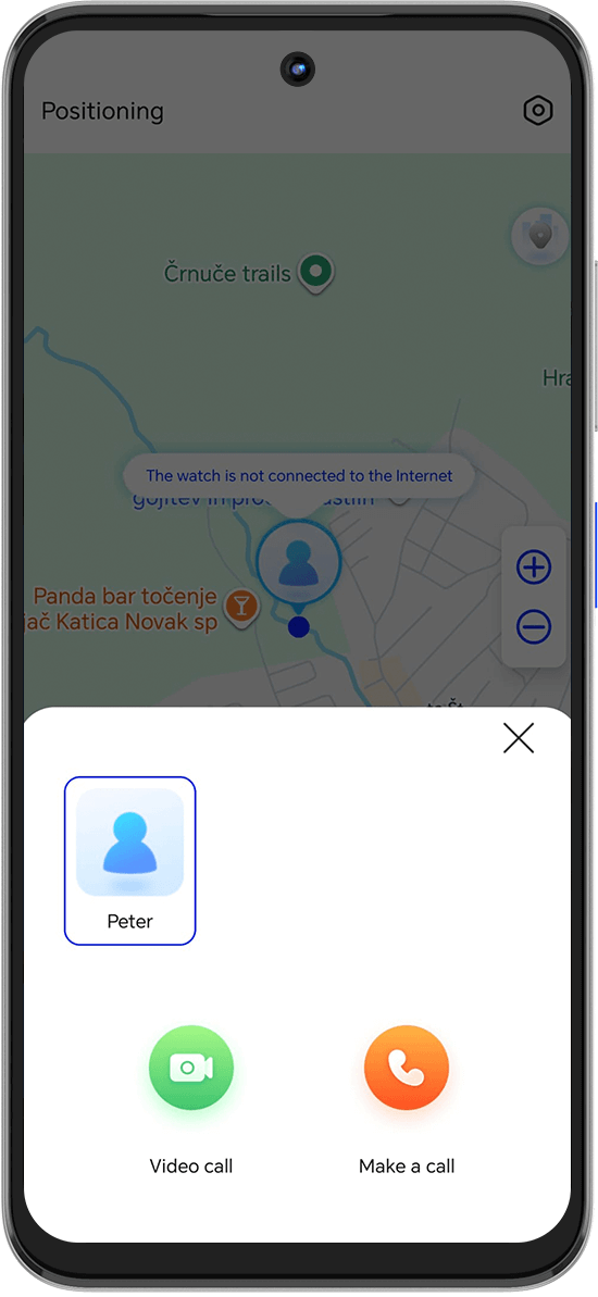 Zaslon aplikacije za GPS sledenje otroške pametne ure s prikazom trenutne lokacije, varnostnim nadzorom in možnostjo pregleda zgodovine sledenja.