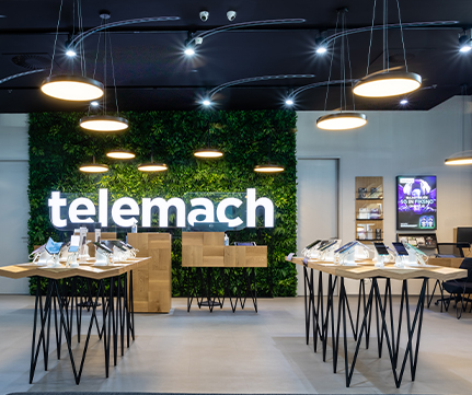 Slika prikazuje sodoben prodajni ali razstavni prostor Telemacha