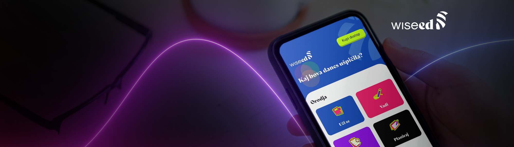 Slika prikazuje pametni telefon z vmesnikom mobilne aplikacije Telemach. Zaslon prikazuje podatke o uporabnikovem računu. - tablica