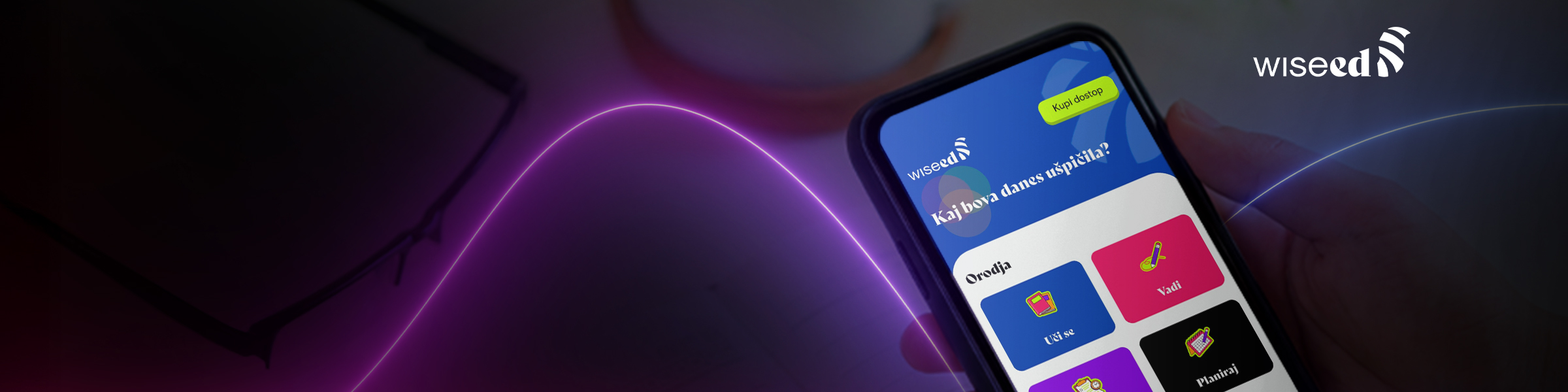 Slika prikazuje pametni telefon z vmesnikom mobilne aplikacije Telemach. Zaslon prikazuje podatke o uporabnikovem računu. - prenosnik